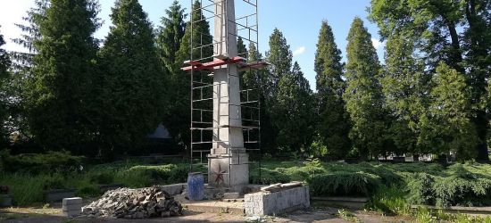 NADESŁANE: „Odnawiają obelisk Armii Radzieckiej? Za nasze pieniądze?” (FOTO)