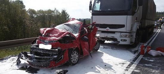 Wypadek dwóch tirów i osobówki. Konieczna pomoc LPR (ZDJĘCIA)