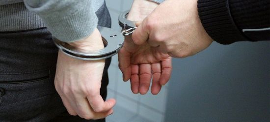 Awanturowali się, wyzywali przechodniów. Jeden z nich był poszukiwany