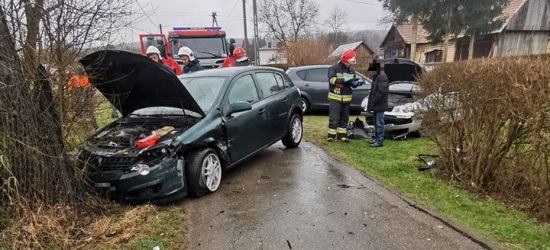 Groźna stłuczka na wąskiej drodze. 60-latek w szpitalu (FOTO)