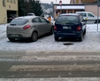 PARKOWANIE PO SANOCKU: Na pasach, w przejeździe i na chodniku mimo wolnego miejsca