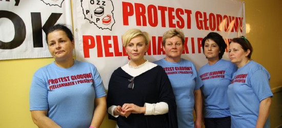 PIELĘGNIARKI: „Nikt nie chce z nami rozmawiać”. Rozpoczęła się głodówka w sanockim szpitalu (FOTO, VIDEO)