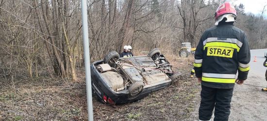 Dachowanie pod Sobieniem. Osobówka wylądowała w rowie (ZDJĘCIA)