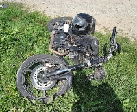 Motocyklistka uderzyła w barierę energochłonną. Z licznymi obrażeniami trafiła do szpitala