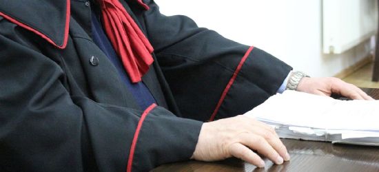 Pracownicy opieki społecznej nie będą odpowiadać karnie, ale rodzice dzieci z Izdebek będą mieć jeszcze sprawę o znęcanie