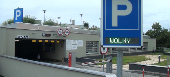 Parking wielopoziomowy przynosi straty. Możliwy zwrot dotacji (FILM)