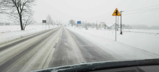 Śnieżyce i zalegający śnieg. Na drogach może być niebezpiecznie (ZDJĘCIA)