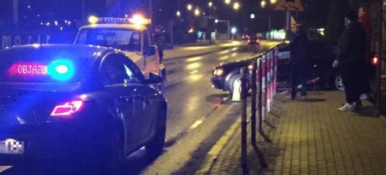 SANOK: 23-latek wjechał w słupki i latarnię (ZDJĘCIA)