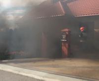 Zadymiony budynek mieszkalny w Sanoku. Kobieta z podejrzeniem podtrucia dymem trafiła do szpitala