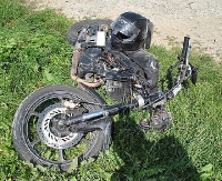 15-letni motocyklista nieprawidłowo wyprzedzał busa. Po zderzeniu trafił do szpitala (ZDJĘCIA)