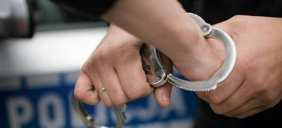 HŁOMCZA: Potrącił motocyklistę, wyrzucił telefon świadka i uciekł – trafił do aresztu na 3 miesiące