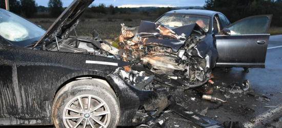PODKARPACIE. Czołowe zderzenie audi z bmw. Dwie osoby trafiły do szpitala (ZDJĘCIA)