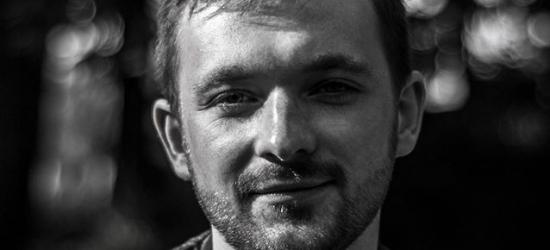 Mamy swojego finalistę konkursu „Ja cię kręcę” w RMF FM! Wsłuchaj się w wyjątkowy głos Adriana Kierońskiego (FILM x 3)