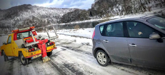 Jazda do rowu, potrącenie, kolizje. Jest ślisko, uważajmy! (FOTO)