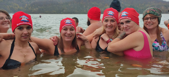 Niepodległościowe morsowanie w Jeziorze Solińskim! Sezon rozpoczęty! (VIDEO, FOTO)