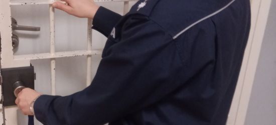 SANOK: Weszli do mieszkania 76-latka. Obezwładnili go i okradli