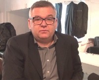 O życiu w „Zakonie”, byciu maszynistą, ciociach na występie i „nie gubieniu kluczy” (FILM, WYWIAD)