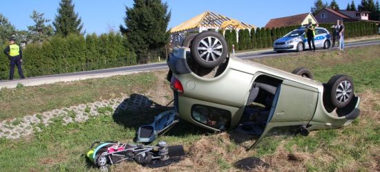 AKTUALIZACJA: Dachowanie w rowie. Poszkodowana matka z dzieckiem (FOTO)