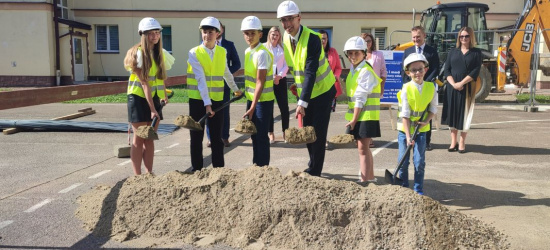 SANOK: Nowa sala gimnastyczna, przebudowa w szkole i żłobku (VIDEO, FOTO)