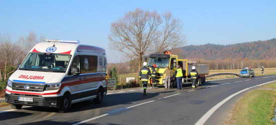AKTUALIZACJA ZAŁUŻ: Zderzenie osobówki i dostawczaka. Poszkodowana kobieta w ciąży (ZDJĘCIA)