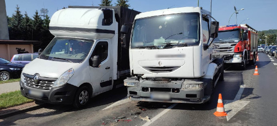 SANOK. Wypadek na ul. Staszica. Mleczarka zderzyła się z dostawczakiem (ZDJĘCIA)