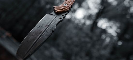 Atak nożem. Zarzuty usiłowania zabójstwa dla 19-latka