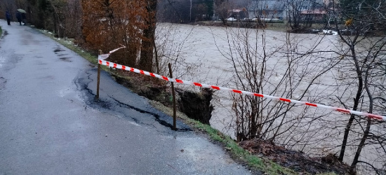 CZASZYN: Niebezpieczne osuwisko. Samochód może wpaść do Osławy! (ZDJĘCIA)