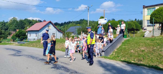 Lekcja bezpieczeństwa dla najmłodszych. Bezpieczeństwo dzieci w drodze do szkoły to priorytet