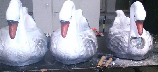 Pomysłowi przemytnicy? Betonowe łabędzie wypełnione kontrabandą (ZDJĘCIA)