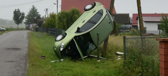 REGION. Młoda kobieta straciła panowanie nad pojazdem. Zatrzymała się na słupie (ZDJĘCIA)