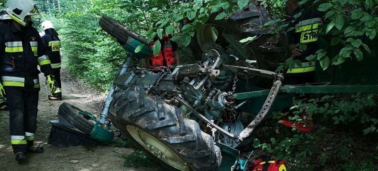 Tragedia w lesie! Mężczyzna śmiertelnie przygnieciony przez ciągnik (FOTO)