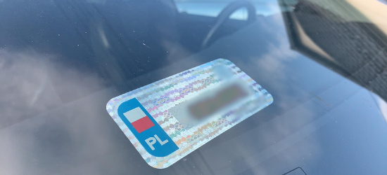 Koniec z nalepkami na szybę. Ważność tracą karty pojazdów