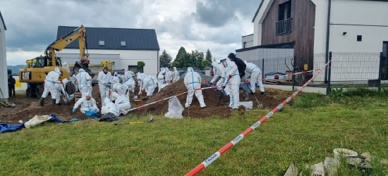 Zakończono czynności w Lutoryżu. Policja przez kilka dni badała teren posesji [ZDJĘCIA]