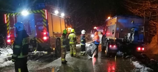 Piaskarka w rowie! Zderzenie osobówek na śliskiej drodze (ZDJĘCIA)