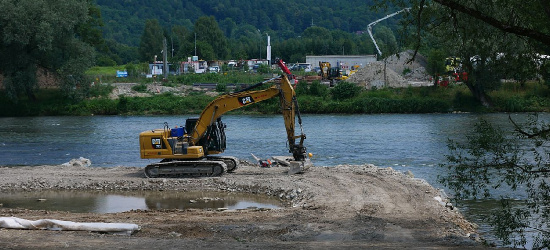 Most na Sanie. Prace m.in. w korycie rzeki (FOTO)