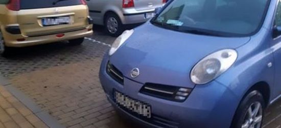 PARKOWANIE PO SANOCKU: Nissan skutecznie zblokował kilka aut. „To nie było na 15 minut”