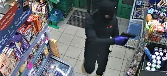 PODKARPACIE. Dwóch 19-latków z atrapą broni napadło na sklep (FOTO)