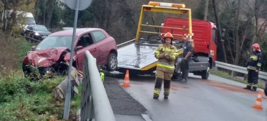 ZAŁUŻ: Zdarzenie z udziałem osobówki i samochodu dostawczego (ZDJĘCIA)