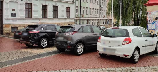 Tłoczno pod urzędem miasta. Komu wolno, a komu nie wolno tam parkować? (ZDJĘCIA, ANKIETA)