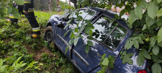 NIEBOCKO. Samochód wypadł z drogi i uderzył w drzewo! (ZDJĘCIA)