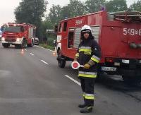AKTUALIZACJA: Pijany wjechał w VW Transportera. Do tego dwie kolizje i powalone drzewo. Pechowa środa w powiecie sanockim