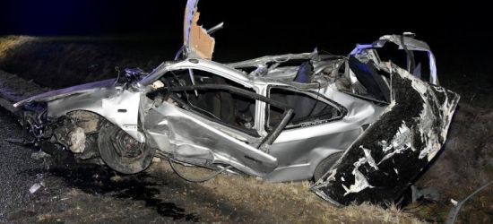 REGION: Samochód wzbił się w powietrze i uderzył w kilka drzew. 4 osoby w szpitalu (ZDJĘCIA)