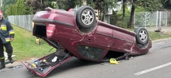 Zjechał z drogi, następnie dachował (FOTO)
