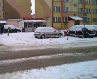 PARKOWANIE PO SANOCKU: Miało być bezpieczne przejście dla pieszych, a jest prywatny parking (ZDJĘCIA)