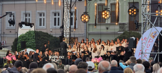 Rozpaleni Duchem na sanockim rynku. Uroczystość Zesłania Ducha Świętego pełna modlitwy i muzyki (ZDJĘCIA)