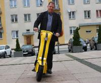 BRZOZÓW24.PL Mobi – 2, energooszczędna hulajnoga. Koszt przejazdu jednego kilometra wynosi zaledwie 1 grosz (FILM, ZDJĘCIA)