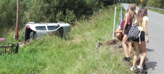 BIESZCZADY: Pojazd „wyleciał” z drogi i kilkakrotnie dachował. Cztery osoby w środku (FOTO)