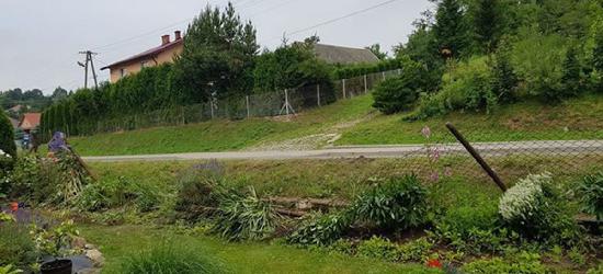 PORAŻ: Fiat z impetem wjechał w ogrodzenie. Co się wydarzyło na drodze? (FOTO)