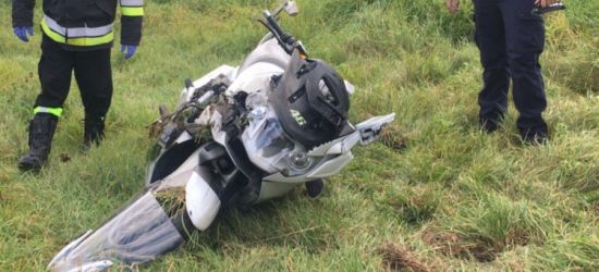 Groźnie podczas wyprzedzania. Ranny motocyklista (ZDJĘCIA)