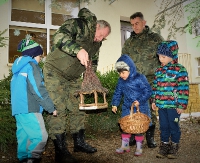 Pomagają skrzydlatym przyjaciołom przetrwać zimę (ZDJĘCIA)